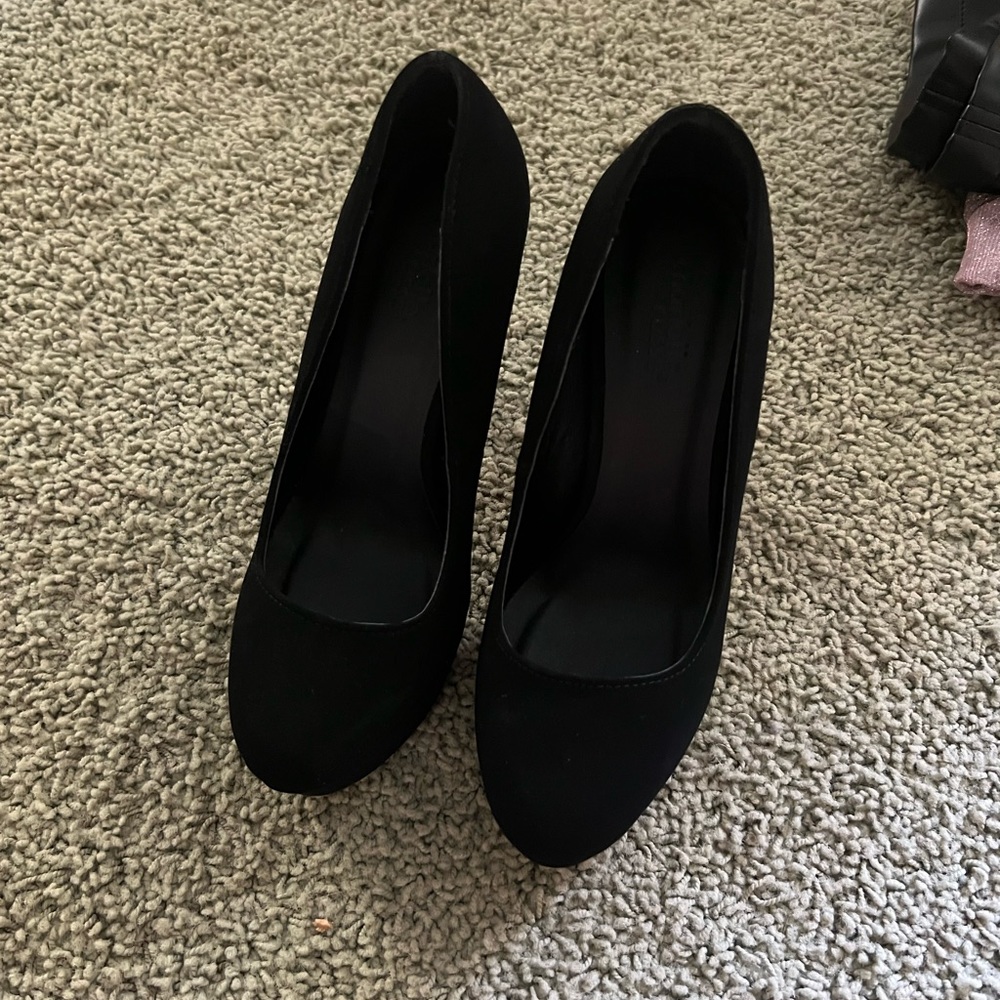 Black pumps